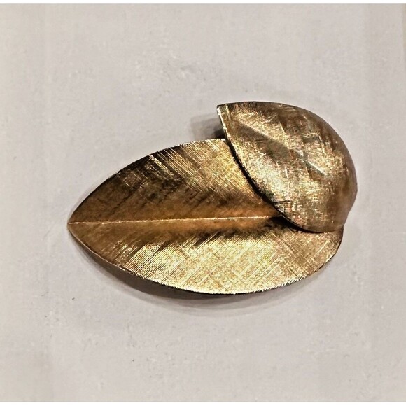 Vintage Signed NAPIER Florentine Leaf Brooch Pin | Dual Leaf Gold Tone Elegant - Picture 1 of 4